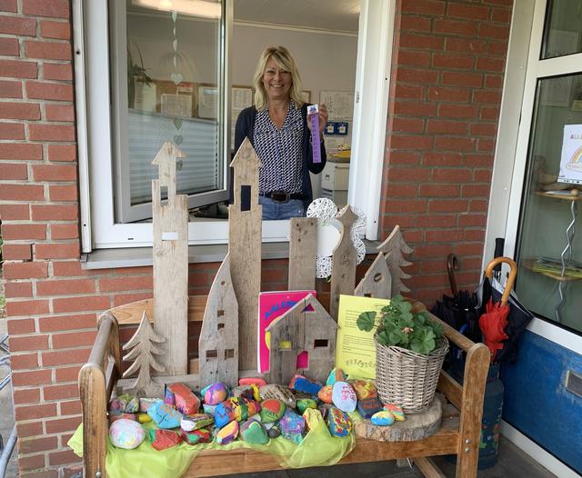Erzieherin Petra Scheele von der Kita Henri-David-Straße in Kamen am offenen Kita-Fenster. So halten sie und ihre Kolleginnen mit dem nötigen Sicherheitsabstand Kontakt zu den Familien.