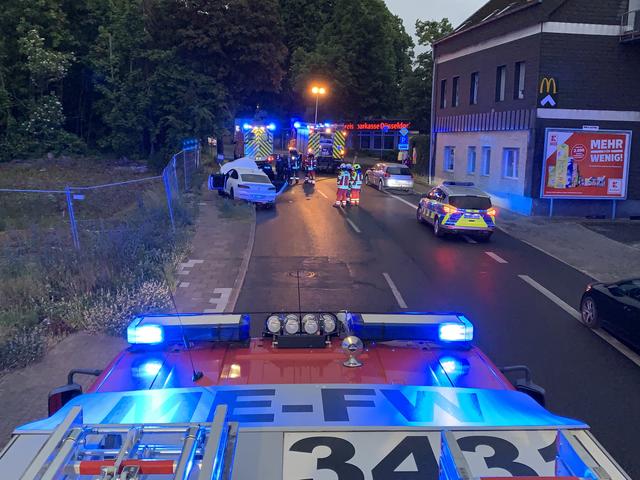Die Feuerwehr unterstützte im Nachgang die Polizei bei der Unfallaufnahme durch Ausleuchten der Einsatzstelle und stellte bis zum Abtransport des Unfallwagens den Brandschutz sicher.