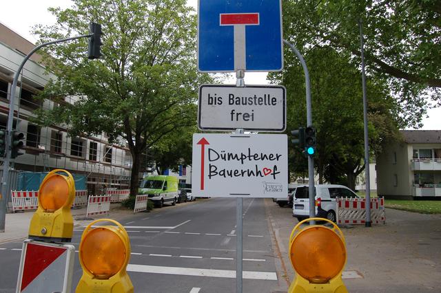 Der Verkaufswagen des Dümptener Bauernhofs ist wegen der Baustelle nicht ohne Hürden zu erreichen.