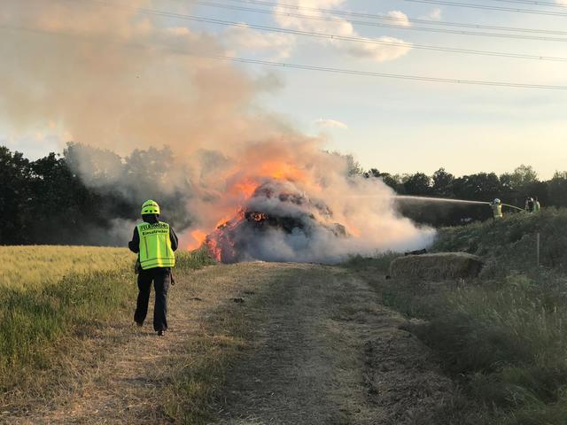 Am späten Montagabend wurde das Feuer auf dem Baufeld "Am Hasholzer Grund" bemerkt.
Foto: Feuerwehr Monheim