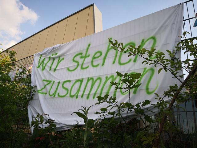 Plakate und Aktionen, die trotz der Corona-bedingten Distanz den Zusammenhalt beschworen, konnte man in den vergangenen Wochen an vielen Ratinger Kitas und Schulen sehen.