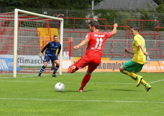 Torjäger Simon Engelmann (Nr. 11), hier im Trikot des Nachbarn Rot-Weiß Oberhausen.