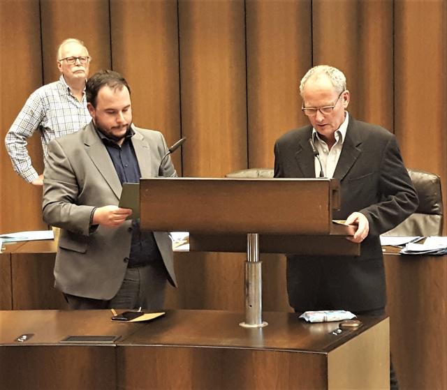 Ernste Sache: Bezirksbürgermeister Benjamin Brenk und sein neuer Stellvertreter Ludger Hicking-Göbels (r.) bei der Vereidigung.
Foto: Henschke