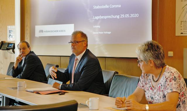 Bedankten sich bei allen Beteiligten: (von links) Landrat Thomas Gemke, Horst Peter Hohage und Jutta Heedfeld. Foto: Hendrik Klein/Märkischer Kreis