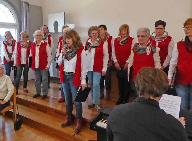 Viel Applaus erhielten die Gospelsisters Hasslinghausen beim Auftritt im Domcafè Schwelm/Linderhausen.