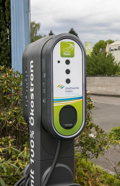 Elf öffentliche Ladestationen stehen im Stadtgebiet bereit. Zusätzlich bieten die Stadtwerke E-Leasingfahrzeuge an.