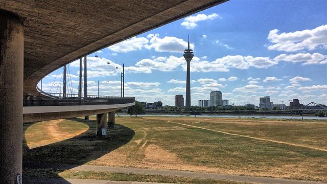 Unter der Rheinkniebrücke, das Ziel im Blick: der Medienhafen
