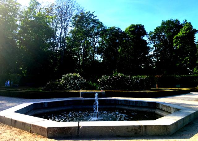 Immer wieder ein schöner Treffpunkt;
am Brunnen... nicht vor dem Tore,
sondern an der Orangerie!
*