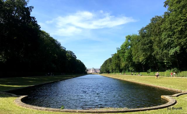 Der Spiegelweiher
Blickrichtung zum Schloss
*