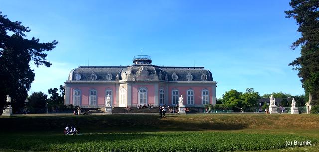 Das schöne Schloss Benrath auf der Rückseite
