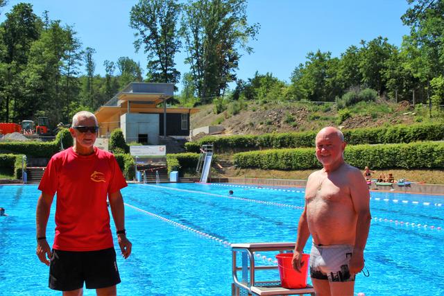 Rolf Grondke (li.) sorgt mit für die Einhaltung der Regeln, Rolf Fath ist indes froh, endlich wieder seine Bahnen schwimmen zu dürfen.  | Foto: K. Rath-Afting