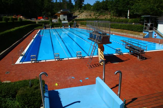 Selbst im Duschbereich hat jeder seine Seite. Dies ist momentan der einzige Zugang zum Wasser. Drei breite Bahnen sind für die Schwimmer mit den rot-weissen Ketten markiert. | Foto: K. Rath-Afting