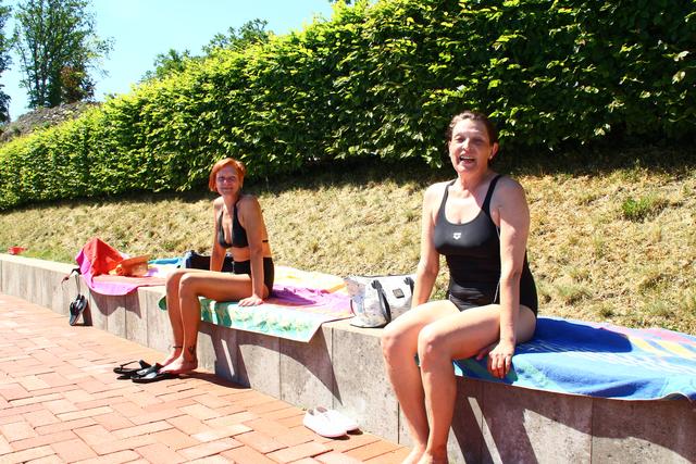 Petra Schulte (li.) ist voll des Lobes für den Betreiberverein. "Ich habe hier schwimmen gelernt", zeigt sich auch Heike Scheffer (re.) als treue Besucherin des Bürgerbades. | Foto: K. Rath-Afting