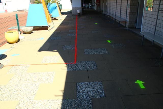 Auf dem Gelände hat der Verein die Laufwege genauestens markiert. Auf der roten Linie stehen mittlerweile Bänke, die den Bereich zusätzlich abtrennen.   | Foto: K. Rath-Afting