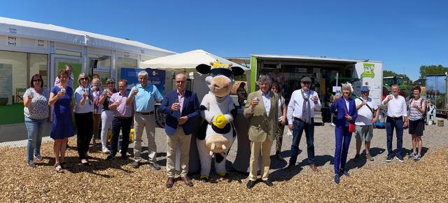 Ein Hoch auf die Milch! Zahlreiche Branchenvertreter stoßen gemeinsam an.
