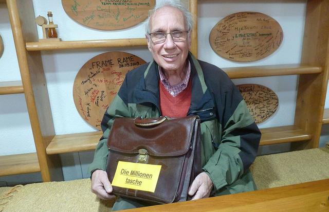 Seit Jahren ist Heribert Hölz (78), Initiator und auch im Ruhestand weiter unermüdlicher Streiter der Caritas-Bosnienhilfe, mit einer symbolischen "Millionentasche" unterwegs, um höchstselbst dafür zu sorgen, dass im "Armenhaus Europas" die Spenden sicher ankommen. In Corona-Zeiten musste er nun andere Wege beschreiten.