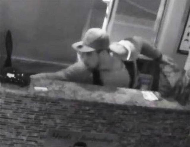 Mit Hilfe dieser Aufnahme hofft die Polizei darauf, den Mann festnehmen zu können, der am 29. September 2019 in einen Friseursalon an der Horster Straße in Stadtmitte eingebrochen ist.