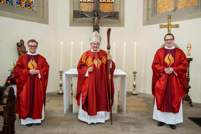 Jan Tasler (links) und Fabian Guhr (rechts) nach der Priesterweihe durch Bischof Felix Genn. 