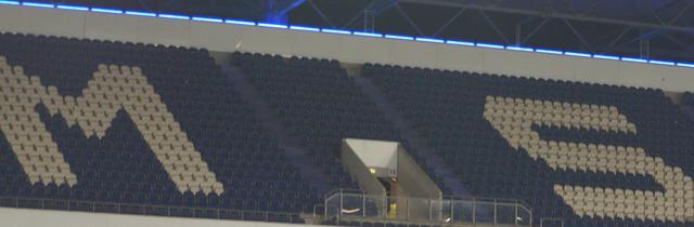 An die leeren Ränge im Stadion mussten sich alle Beteiligten erstmal gewöhnen.