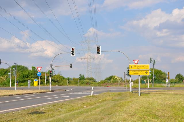 Mal ist es voll am Ende der Brackeler Straße, vor allem zur Berufsverkehrszeit am Nachmittag. Mal ist es leer, so wie bei dieser Aufnahme, die vergangenen Mittwoch entstand. Die Bezirksvertretung Brackel berät morgen zum Thema Weiterbau der Landstraße L663n Richtung Autobahn 1.