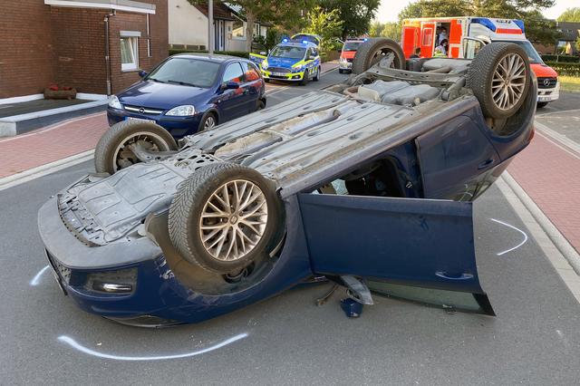 Das Auto es 43-Jährigen überschlug sich und blieb in der Fahrbahnmitte auf dem Dach liegen.
