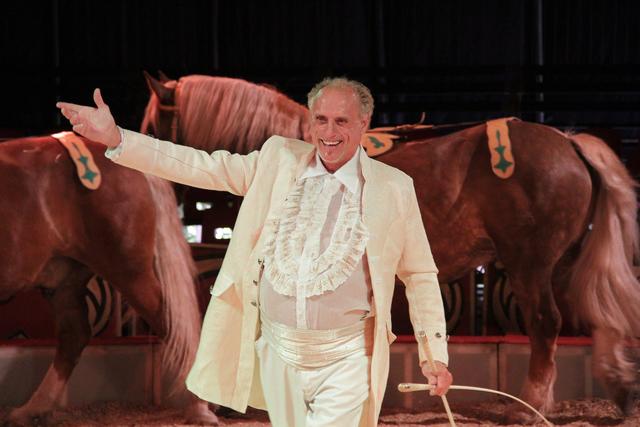 Circus Chef Reinhard Probst bei der Dressur-Show in der Manege.