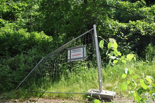 Immer wieder werden die Absperrungen zur Seite geräumt. | Foto: cHER