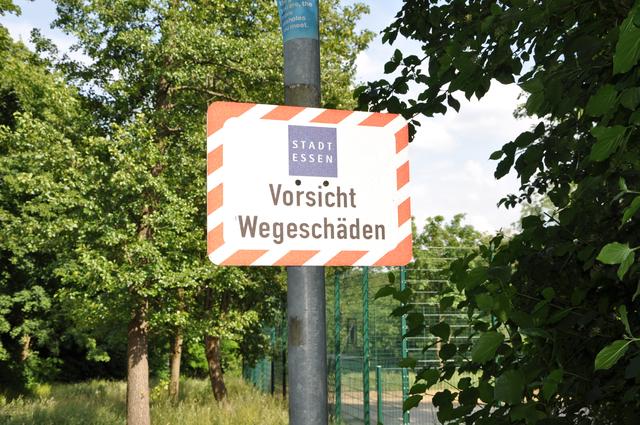 Schon ganz zu  Beginn der Zuwegung vom Stensbeckhof aus hängt der Hinweis auf die Wegeschäden.  | Foto: cHER