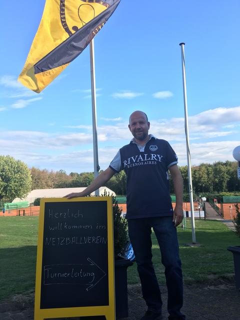 NBV-Sportwart Mark Höhfeld kündigt für den Fronleichnams-Donnerstag gleich ein Saison-Highlight an: Die ersten Herren spielen in der Niederrheinliga zuhause am Kostenberg gegen den Oberhausener TC. Los geht es um neun Uhr morgens.