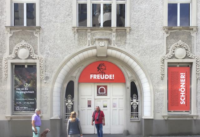 Aktuell 12 Kunstschaffende bieten Ihre Kunst in der Villa Schmitz-Scholl in Mülheim an - sie verkaufen im eigenen Namen und auf eigene Rechnung