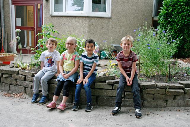 Ab Montag wird es in der Evangelischen Kita Kinderland – im Bild Elias-Joel (v.l.), Juna, Mohammed und Levin am Hochbeet – wieder voller.