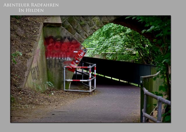 Abenteuer Radfahren ( in Hilden, ein ausgewähltes Beispiel)
Die nachträglich eingebauten Absperrungen die die Durchfahrt künstlich verengen, bloß doof das es in der Unterführung gar keine Beleuchtung gibt ...