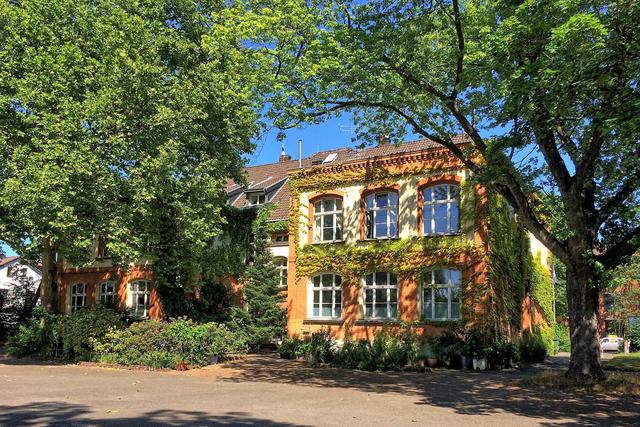 Städtisches Atelierhaus Kalkumer Straße 85 auf dem Gelände der ehemaligen, 1901 eröffneten  Schule. 