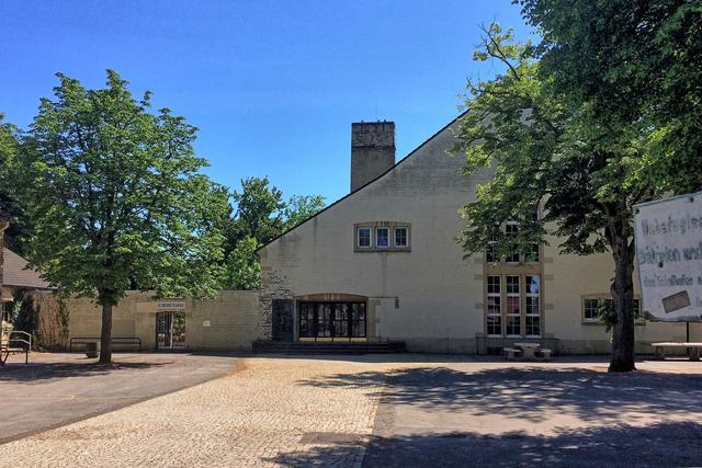 Die "Heideschule" von 1937 war früher die "Volksschule an der Golzheimer Heide", heute Katholische Grundschule St. Bruno. Hier gab es den ersten Unterricht.
