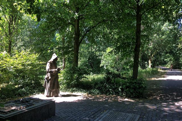 Die Kartäuser-Gedenkstätte erinnert seit 1994 im Landschaftspark Kittelbach an die ehemalige Kartause Maria Hain. Karl-Heinz Klein schuf die überlebensgroße Statue des Kartäusermönchs, links das Klostermodell und vorn die Gedenktafel.