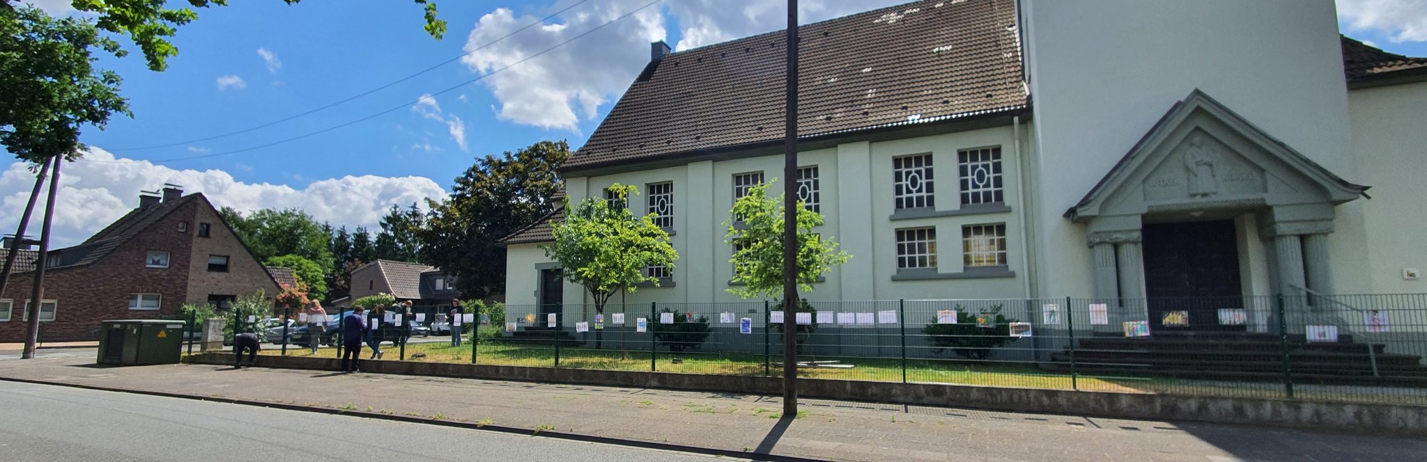 Grusse Und Bilder Am Kirchenzaun Der Obermarxloher Lutherkirche Basteltuten Als Dank Furs Mitmachen Duisburg