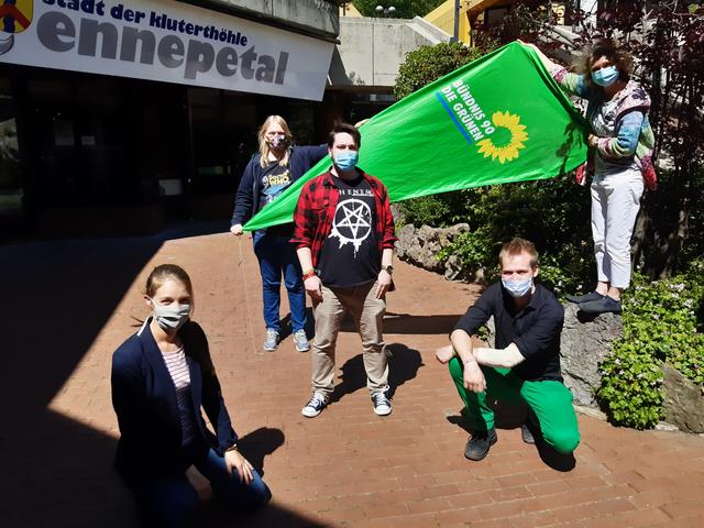 Von links nach recht: Anne Hofmeister (Listenplatz 9), Nils Kriegeskorte (Sprecher EN-Grüne), Jan Fierke (Listenplatz 30), Marvin Bruckmann (Listenplatz 18) und Barbara Holzapfel (Sprecherin Grüne Hattingen).