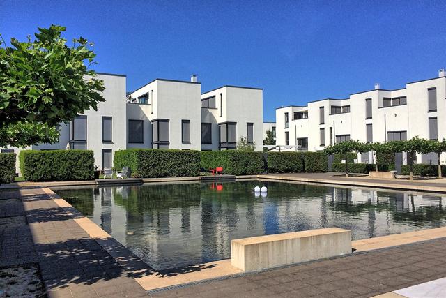 Der "Dorfplatz" am Wasser ist der zentrale Treffpunkt des Quartiers.