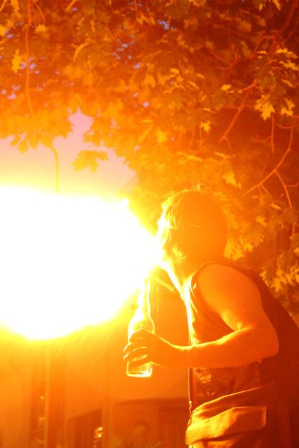 "Mr. Tom" sorgte bei Dunkelheit als Feuerspucker für einen Hingucker. | Foto: K. Rath-Afting