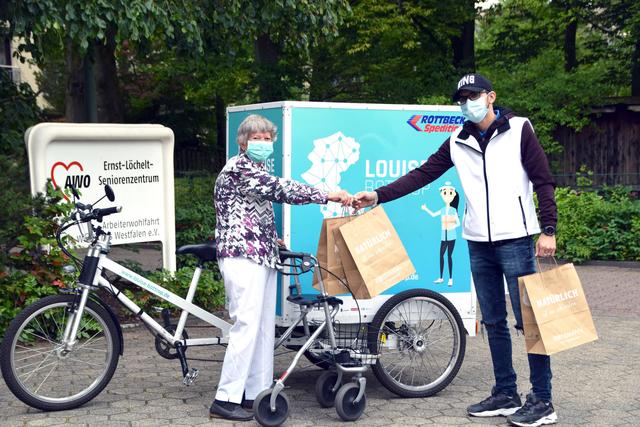 Der Einkaufsdienst "LOUISE" liefert einigen älteren Damen und Herren in der AWO-Einrichtung an der Bügelstraße 25 ihre Einkäufe. Foto: Stadt Bottrop