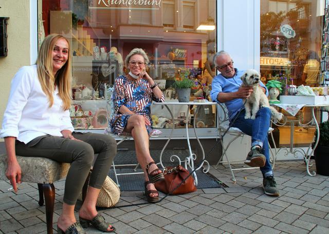 Aber bitte mit Hündin Molly - Caroline Krüper, Ute Peters und Harry Koch (v. l.) machten in der Oberstadt vor Madame Klunterbunt eine Pause. "Es ist einfach schön heute!" | Foto: K. Rath-Afting