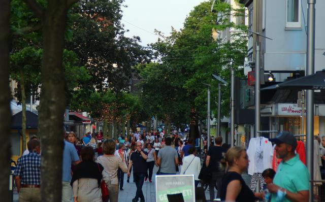 Die Innenstadt war gut gefüllt. Auch in den Geschäften wurde viel gestöbert. | Foto: K. Rath-Afting