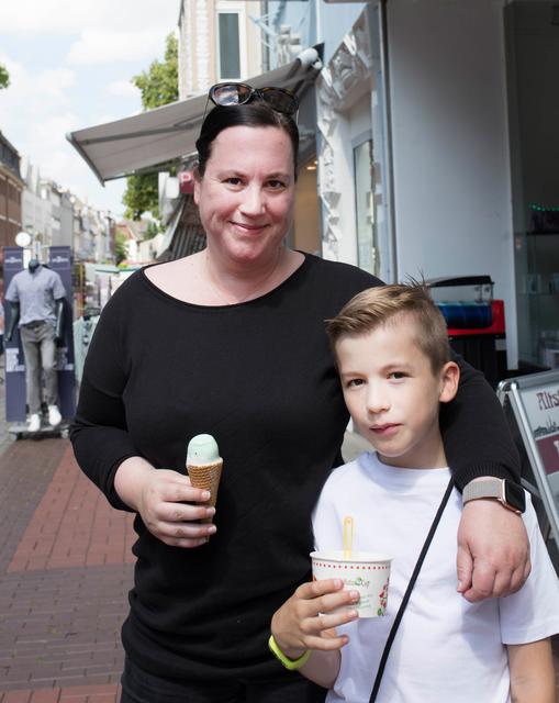 Anja Gebhardt, hier mit Sohn Josh, sieht die App als mittlerweile sinnlos an.