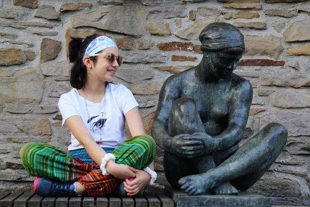 Laura R. genoß mit ihren Eltern das Treiben am Brunnen vor der Bücherei. Auch sie genossen die gelöste Stimmung. | Foto: K. Rath-Afting