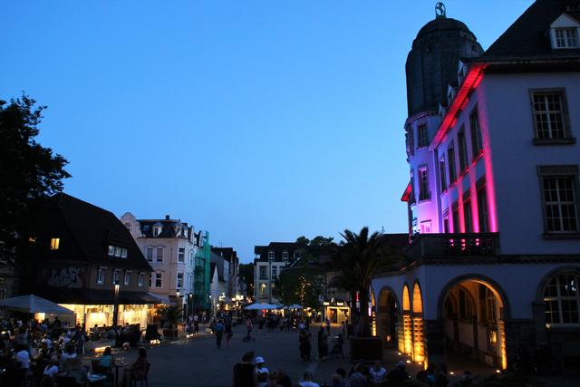 Als es dunkler wurde, sorgte die Illumination für ein besonderes Flair in der Innenstadt. | Foto: K. Rath-Afting