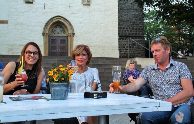 "Es ist so schön hier, wir genießen die tolle Stimmung", waren sich Frau Reisloh sowie Eheleute Willmes/Ranft einig. (v. l.) | Foto: K. Rath-Afting