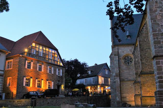 Auch Haus Oberkampf nutzt das gute Wetter um außerhalb seine Tische aufzustellen. Der Abstand konnte auch hier gut eingehalten werden. | Foto: K. Rath-Afting