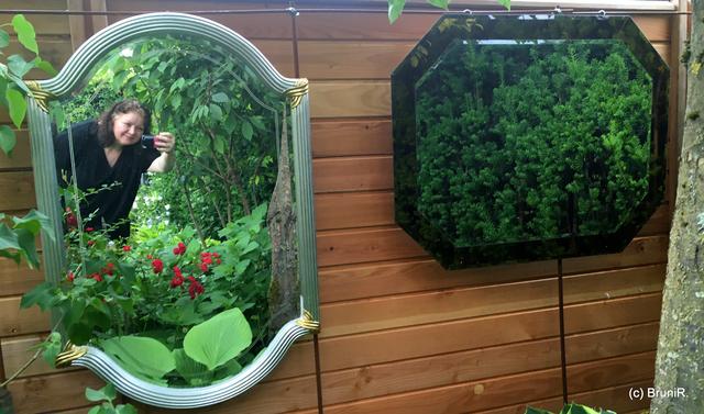 Überall im Garten...
finden sich tolle Spiegel, 
die die Pflanzenvielfalt auf
eine wundersame Art und Weise
widergeben und zu Selfies der ganz
anderen Art einladen! - Schöne Idee!!!
*