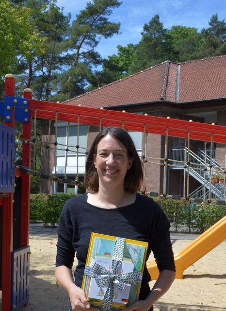 Hat die Bücher mit viel Liebe, Sorgfalt und Freude ausgesucht: Dr. Anna Bröker. Foto: LWL/Seifert