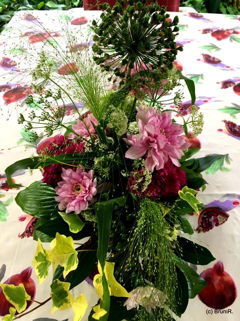 Mit Blüten aus den Garten...
wurde diese tolle Tischdeko
wunderschön gestaltet! ♥
*